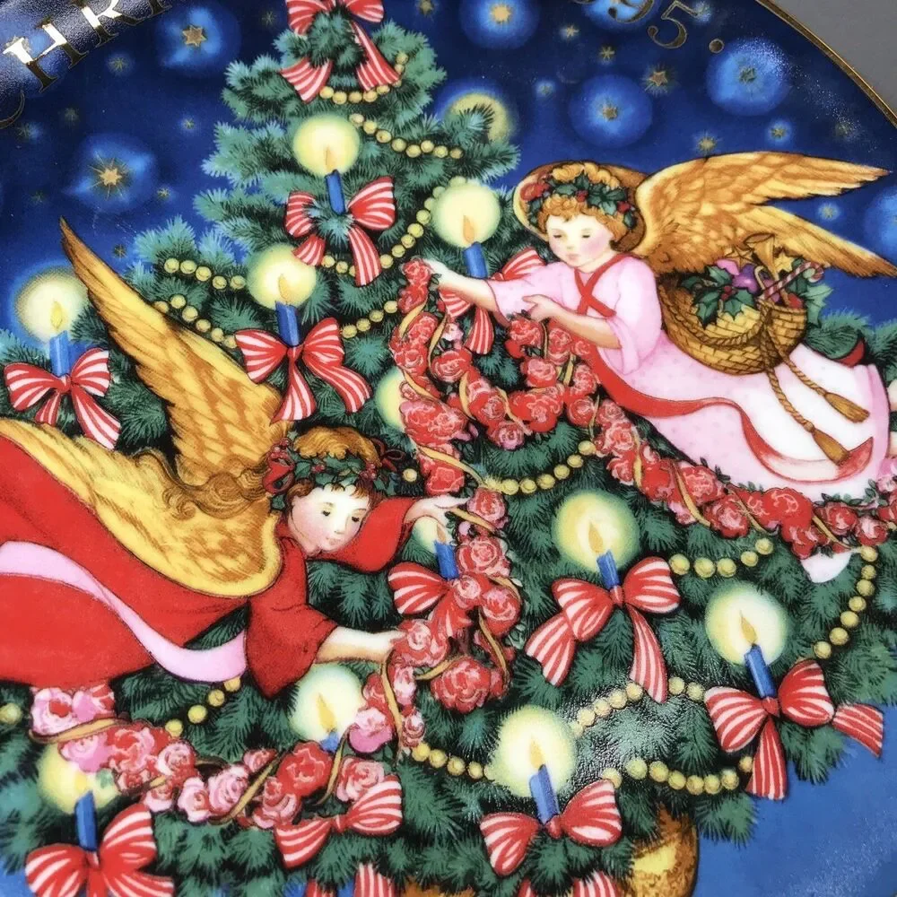 Avon 1995 Fine Collectible Trimming the Tree Christmas Plate 22K Gold Trim
